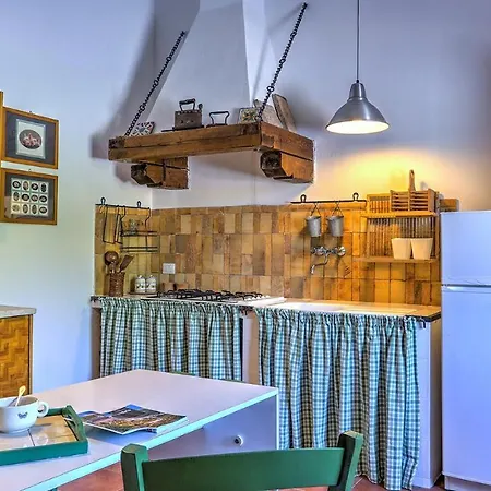 Casale Tre Cipressi 10, Emma Амелиа